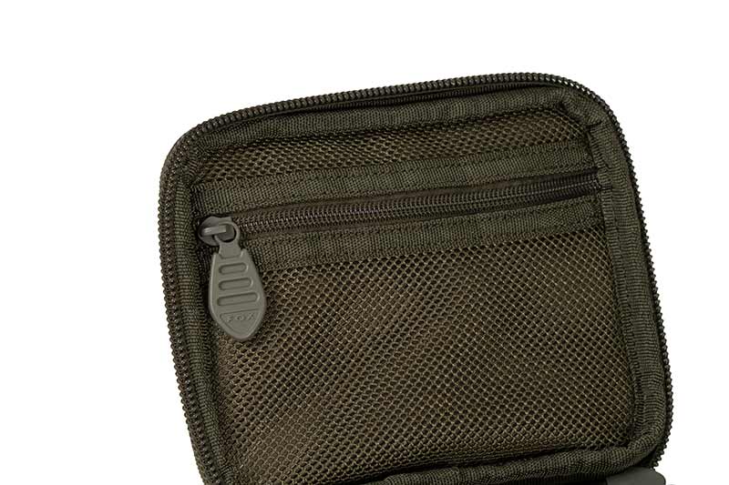 clu561_fox_voyager_lead_and_bits_bag_rigid_insert_lid_detailjpg